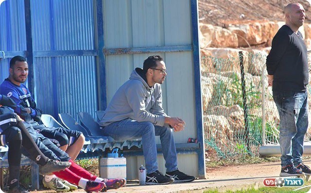 אסי גומה פתח על הספסל (אבי רביבו)