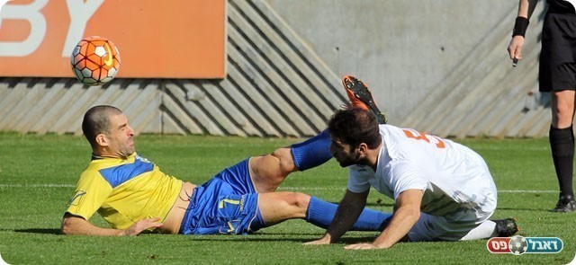 חקאק וגורמזנו מחפשים את הכדור (לירן דורף)