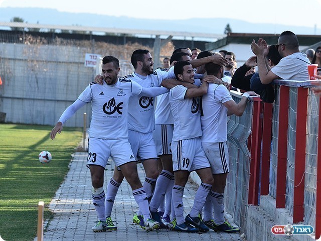 שחקני גלבוע, יחגגו מול צור שלום? (צילום: ארנון לוי)