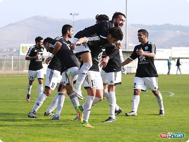 שחקני גלבוע חוגגים עם מורד (עדי מלול)