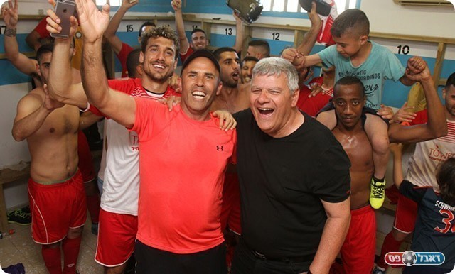 שחקני חדרה יחד עם צביקה גנדלמן (מימין) ראש העיר