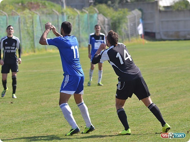 ג'נח וסופר מתכוננים לכדור גובה (צילום: קובי פורטל)