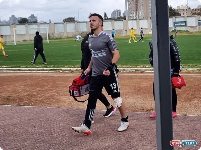 דיאל גרץ יורד פצוע מהמגרש (רועי אסף)