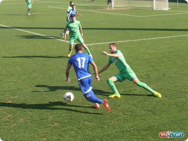 דיאא לבאבידי מנסה לחלוף על אחד מחשקני דליה (דור היקה)