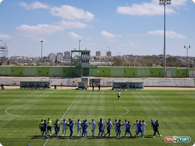 מחצית ראשונה שלא היוותה פרומו אמין לבאות. שחקני הקבוצות טרם המשחק (דן בונבידה)