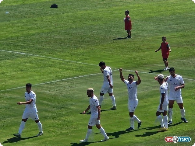 רוצים לחגוג יותר גם בסיום המשחקים. שחקני דימונה חוגגים כיבוש שער יתרון זמני במשחק מול מכבי הרצליה (דן בונבידה)