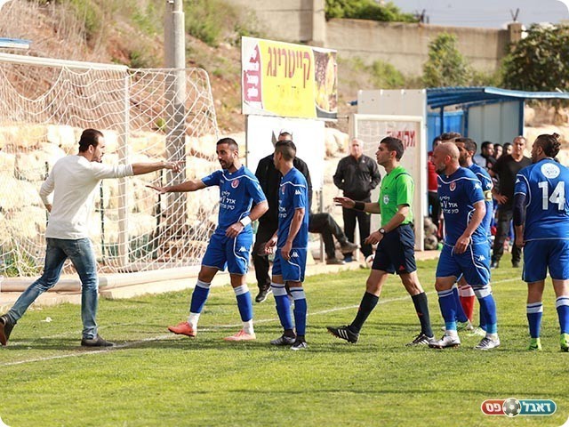 דין ודברים בין צחי אילוז לשחקני מגדל העמק (עדי מלול)