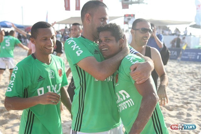 חגיגה של שחקני כפר קאסם (שלומי גבאי)