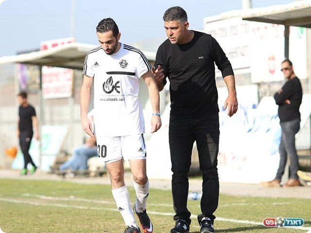 אבי דנן, מאמן גלבוע, ואיימן אבו סאלח (עודד חסין)