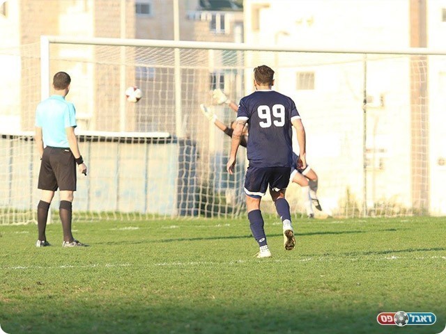 הפנדל של קראקרה. דן משקיף (עודד חסין)