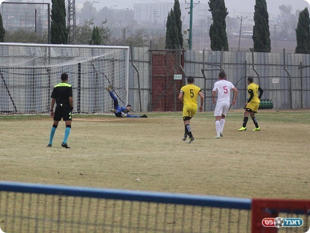 שוער ירושלים עוצר את הפנדל של אבו רוקון (דאפר מחאמיד)