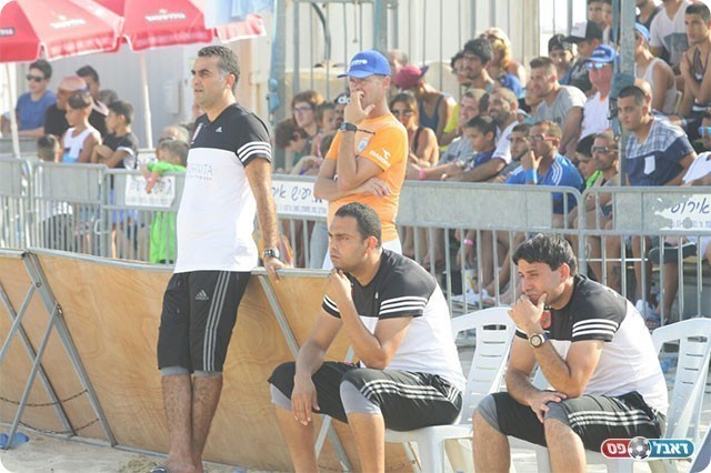 הצוות המקצועי ובראש מאמן הקבוצה מאמון עאמר (שלומי גבאי)