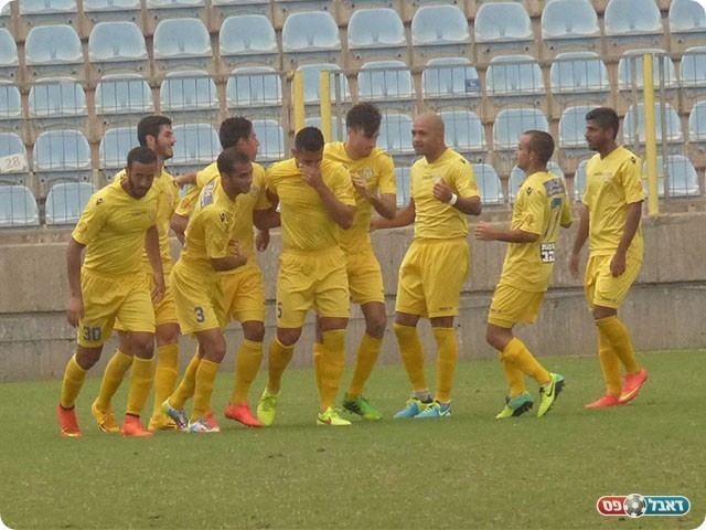 שחקני הרצליה חוגגים (אלי שמואלי)