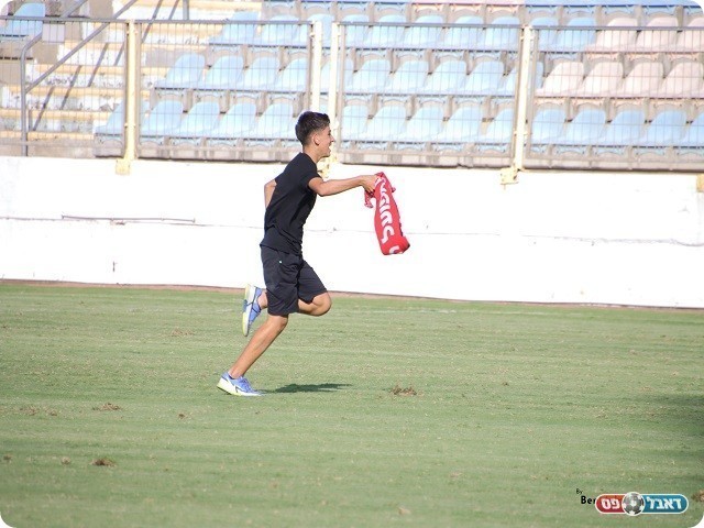 פרץ לדשא, למרות שמסי וניימאר לא היו שם. האוהד הצעיר של הרצליה על כר הדשא (בן מלניק)