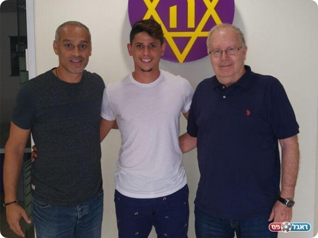 מתן טולדנו במעמד החתימה