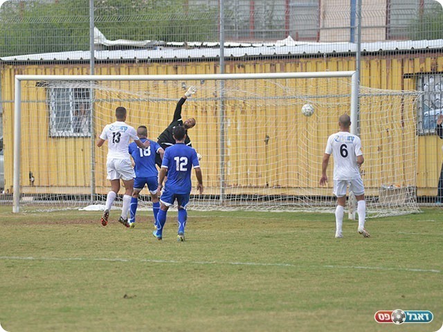 הכדור נעצר בתוך הרשת (קובי פורטל)