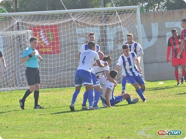 שחקני מגדל העמק חוגגים עם רון אדרי (אבי רביבו)
