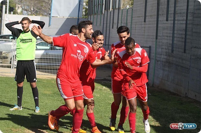 וואסי חוגג שוויון. חאדר מאחור תופס את הראש (שלומי גבאי)