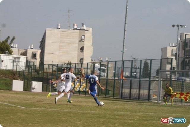 שניר סופר (12) מנסה לעצור את פריג' בכחול (לוטפי עיסא)