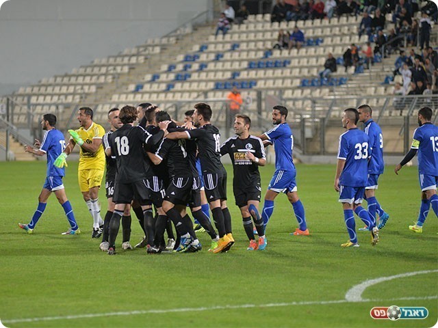 וחוגג. שחקני מגדל העמק מאחור טוענים לנגיעת יד (ארנון לוי)