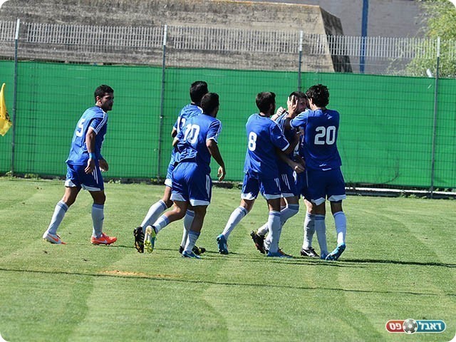 וחוגג עם החברים (ארנון לוי)