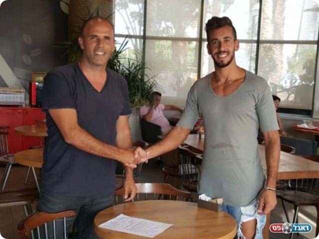 ויטלי גנון במעמד החתימה יחד עם אורן גולן