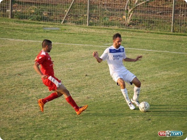 נפצע ויצא ויצמן עם הכדור (צילום:אנטולי רובינסקי)