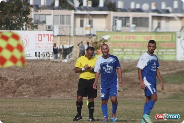 גם גיא אבן (18) לא מבין איך קאסם לא מנצחת במשחק הזה (לוטפי עיסא)