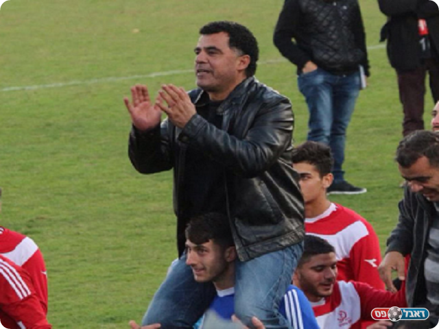 קבוצה בצלם המאמן. הישאם זועבי