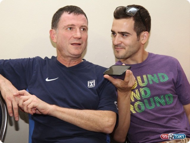 יולי אדלשטיין יחד עם שליח "דאבל פס" לאילת, זיו אמויאל (שלומי גבאי)