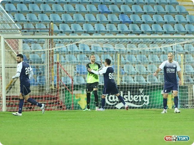 ליאור לינדר מודה לאיש המשחק. חיים זיסקינד (עודד חסין)