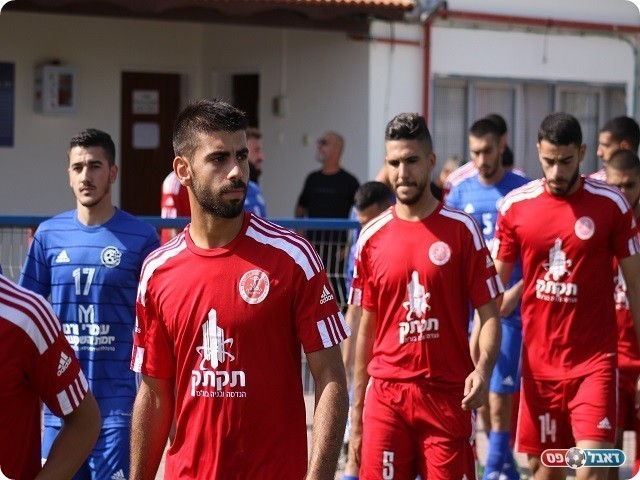 מחצית ראשונה די אנמית. שחקני שתי הקבוצות בעליה למגרש (דאפר מאחמיד)
