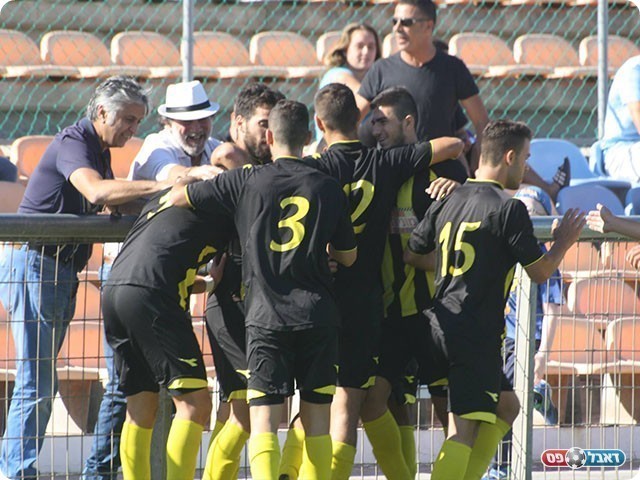 שחקני בית"ר נהריה חוגגים (בית"ר נהריה הפייסבוק הרשמי)