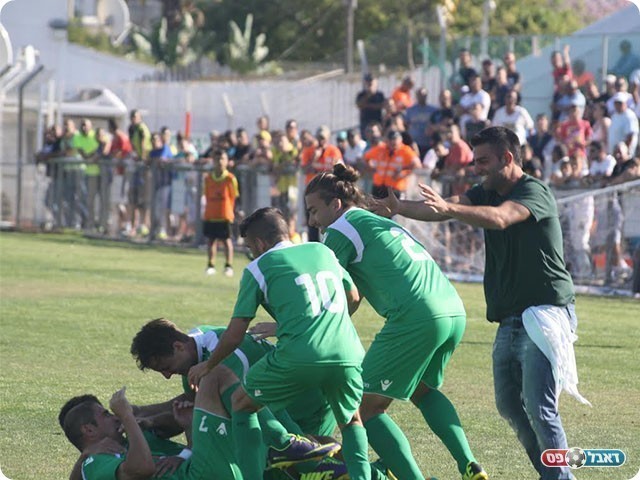 שחקני כפ"ס חוגגים עם אורן ניסים (מיכה פישנזון)