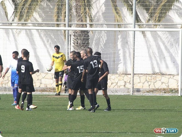 שחקני חדרה חוגגים את שער הנצחון של שושן(צילום: מיכה פישנזון)