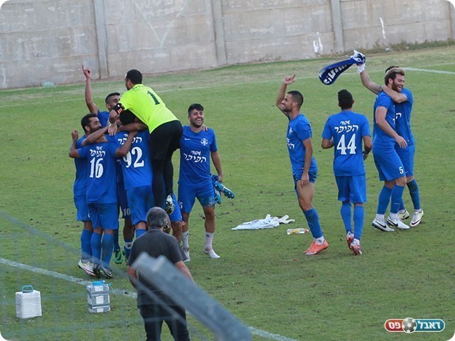 החגיגות של שחקני בית שאן בסיום (קובי פורטל)