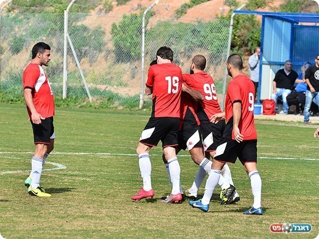 שחקני מגדל חוגגים (צילום: ארנון לוי)