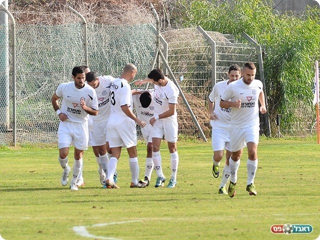 שחקני אתא חוגגים (צילום: ארנון לוי)