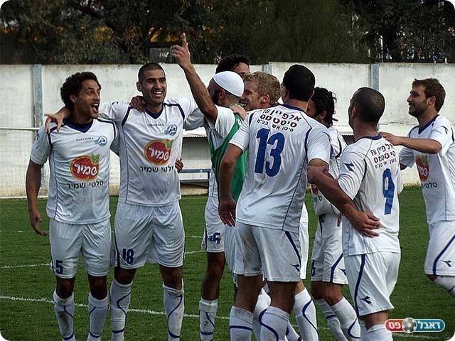 החגיגות של שחקני יפו בסיום (צילום: אייל אורן)