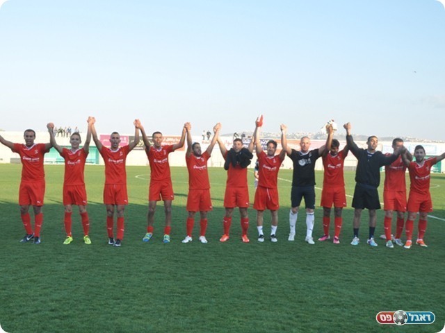 שחקני באקה חוגגים בסיום (צילום: אחמד עוויסאת)