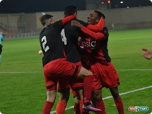 שחקני חדרה במשחק העונה (אבי רביבו)