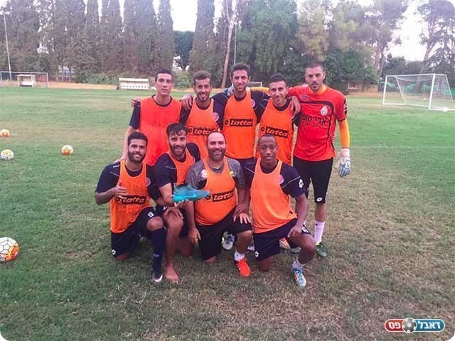 שחקני חדרה יחד עם מומו ניסטל