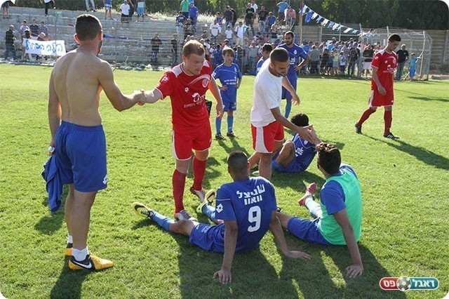 שחקני חדרה מנחמים את שחקני אולגה בסיום (שלומי גבאי)