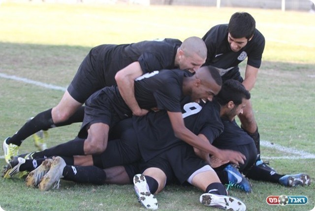 שחקני חדרה חוגגים מול דליה