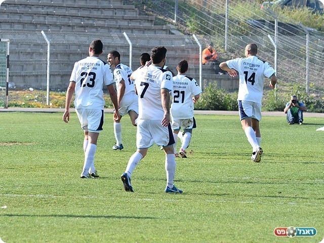 וחוגג עם החברים (ארנון לוי)