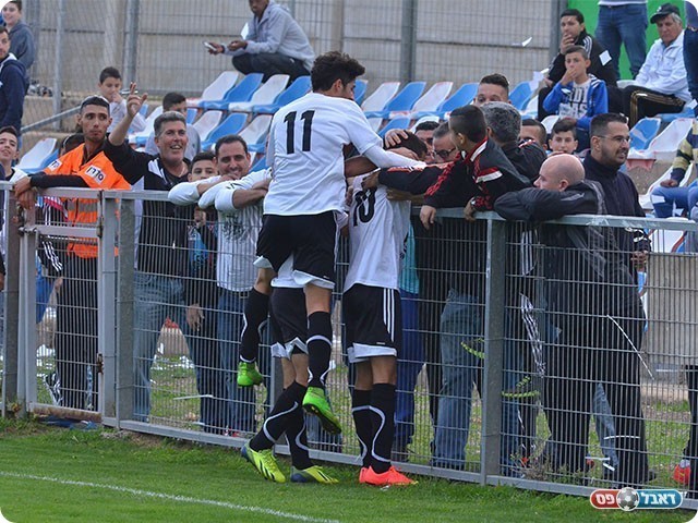 חוגג עם הקהל (ארנון לוי)