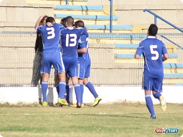 אלבז חוגג עם החברים והקהל (ארנון לוי)