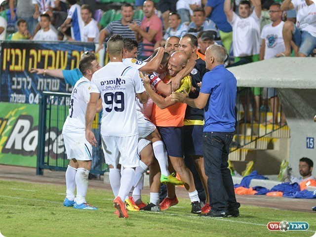 עקיבא חוגג עם השחקנים והצוות (ארנון לוי)