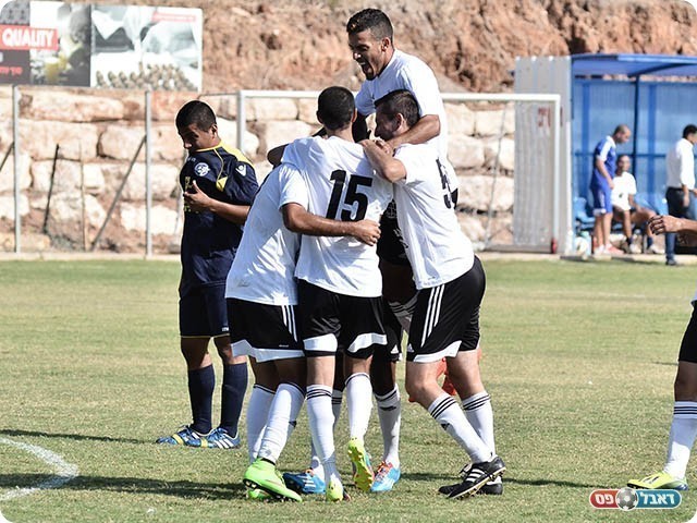 השחקנים חוגגים עם לידור כהן שחזר (ארנון לוי)