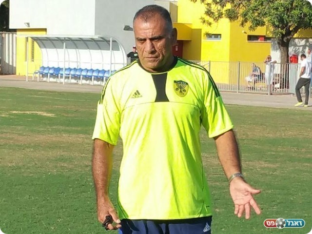 מאמן הקבוצה. בוזורגי (אמיר שיבי)